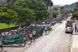 Abertura da Copa: desfile na Avenida 28 de Maio