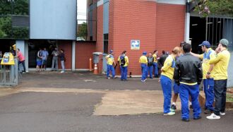 Trabalhadores estão concentrados em frente aos Correios, no bairro Petrópolis