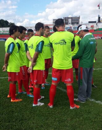 Bento Campos conversa com jogadores