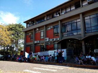 Servidores em greve estão concentrados em frente a Prefeitura de Passo Fundo