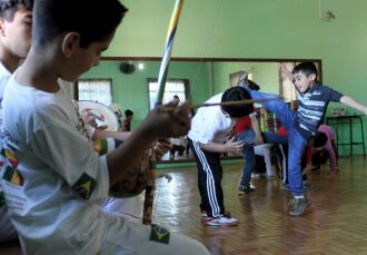 Oficina de capoeira une diversão e ensinamentos importantes para a vida dos jovens