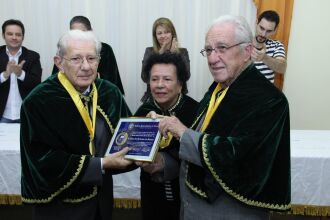 Veríssimo da Fonseca (esquerda) recebeu a comenda dos acadêmicos Santina Rodrigues Dal Paz e Welci Nascimento