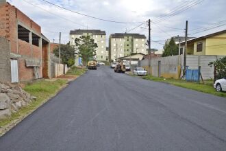 A Prefeitura está concluindo as obras de pavimentação asfáltica e drenagem pluvial de cinco quadras no Loteamento Nova Estação.