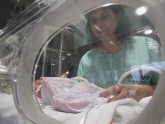 A iniciativa da Neonatoligista é pioneira no atendimento aos prematuros