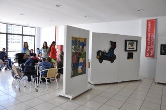 Além de visitar a exposição, alunos puderam desenhar a fazer atividades relacionadas às  obras expostas