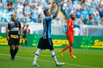 Atacante gremista Luan marcou o primeiro gol da tarde