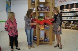 Marla Debastiani Maffi, coordenadora da Coordenadoria Pedagógica da SME e Márcia Terres, coordenadora da Biblioteca Pública, realizaram a inauguração simbólica do novo acervo