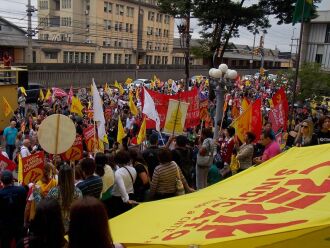 Grupo de professores fez caminhada em Porto Alegre