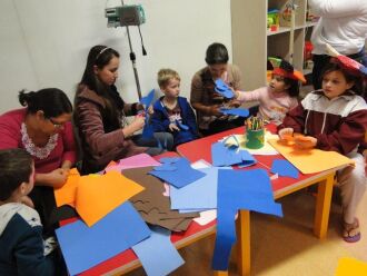 Crianças realizaram pinturas de rosto e mães ajudaram a confeccionar borboletas