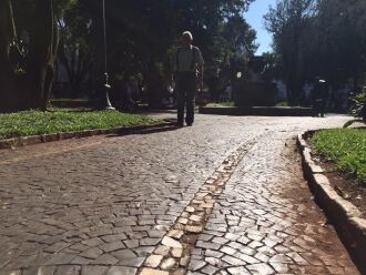 A revitalização da Praça da Cuia conta com a restauração do piso e ações de paisagismo.