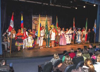 Grupos folclóricos de seis países da América Latina, Central e do Norte realizaram apresentação na noite de abertura do congresso