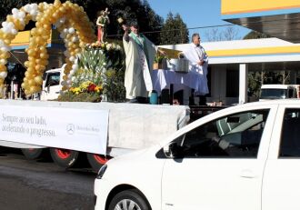 Bênção dos veículos acontece em frente à Paróquia São Cristóvão