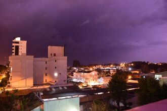 Frente fria que chegou à região causou chuva e muitas descargas elétricas na noite de domingo