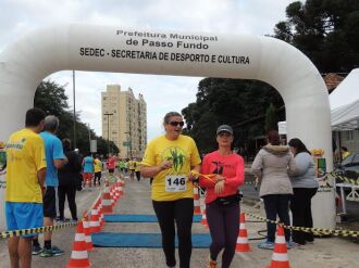 Nas últimas edições das corridas de rua, deficientes visuais participaram com o apoio de guias