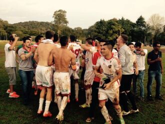 Jogadores do Marau comemoram o título inédito