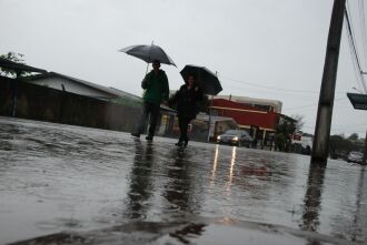 A frente fria que começou a se formar sobre o Rio Grande do Sul no fim de semana deverá provocar mais chuva pelo menos até o final desta terça-feira no Estado.