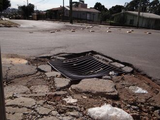 Grades do bueiro entre as ruas Parobé e Cristóvão Colombo, no bairro Cruzeiro, cederam