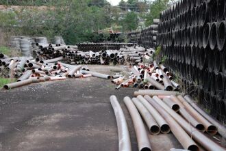 Material armazenado no pátio da antiga Cesa está deteriorando pela ação do tempo