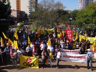 Durante a tarde, mais de 500 funcionários públicos caminharam pela Avenida Brasil e se reuniram na Praça da Mãe Preta