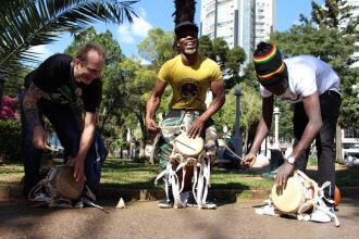 Marcelo Pimentel (E), é o responsável pela integração cultural  dos músicos senegaleses em Passo Fundo