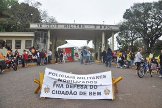 Representantes de vários órgãos estaduais estão reunidos em frente ao 3º RPMon