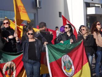 Manifestantes bloquearam a passagem das viaturas da Brigada Militar. Diante do ato, o comando decidiu cancelar a participação da corporação