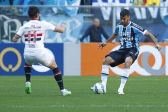 Pato (de costas) marcou o primeiro gol do jogo