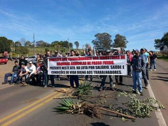 Grupo interrompeu rodovia esta manhã