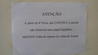 No Instituto Estadual Cecy Leite Costa um aviso alerta para a falta do produto