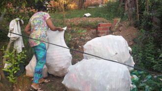 Material que dona Maria catou na rua para venda, ficaram no pátio de casa, onde ela deixou