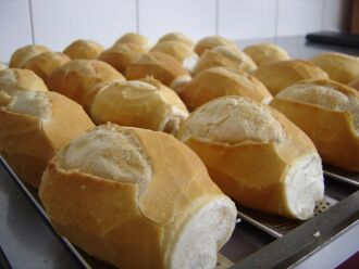 Com estoques de farinha do fim, padarias e supermercados terão de comprar produto com preço mais alto, com isso, pãozinho fica mais caro