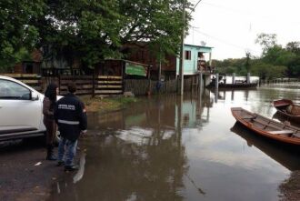 Equipes da Defesa Civil prestam apoio a moradores de São Jerônimo, uma das cidades gaúchas atingidas pela chuva