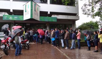 Pessoas enfrentaram fila na manhã de hoje (16) em busca de um emprego