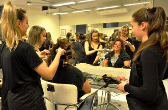 Curso de Estética e Cosmética da UPF recebe noivos que participarão do casamento comunitário do bairro Zachia