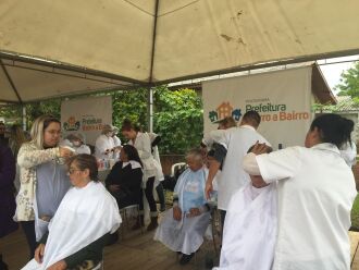 Serviços como corte de cabelo foram oferecidos durante o evento