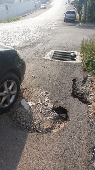 Rua Minas Gerais, esquina com a rua Guia Lopes, é um dos pontos da via que está cedendo