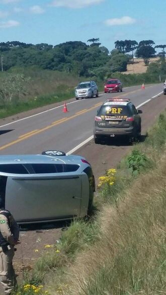 Condutor tentou desviar de carga que havia caído na rodovia