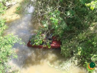 Fiat foi jogado para dentro do rio depois do impacto da batida