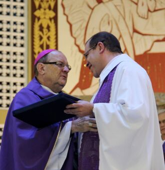 Bispo foi presenteado durante a cerimônia