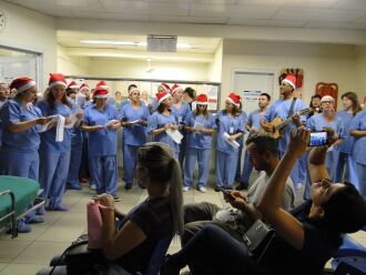 Grupo de funcionários cantaram na véspera do Natal