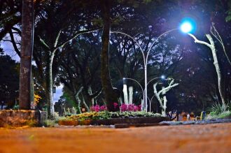 Além da iluminação renovada, praça já recebeu o plantio de grama e flores, limpeza, pintura dos meios-fios e poda de algumas árvores