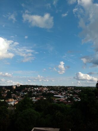 A sexta-feira iniciou com céu aberto e registrou a maior temperatura do ano até agora, 31ºC.