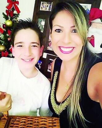 Angela, mãe de Leonardo, é adepta dos grupos no Facebook para comprar e vender uniformes para o filho de 10 anos