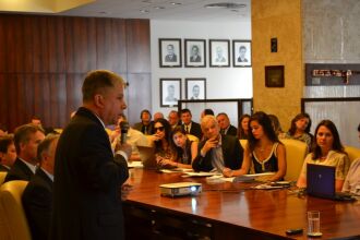 O presidente do Banrisul, Luiz Gonzaga Mota, fez a apresentação do balanço financeiro de 2015