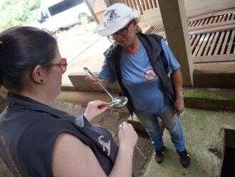 Agentes realizam vistorias no local a cada 15 dias. Sempre são encontradas larvas e pupas de mosquitos, inclusive de Aedes aegypti