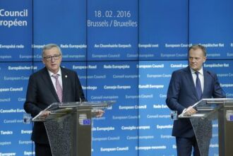 O presidente da Comissão Europeia, Jean-Claude Juncker (esquerda), e o presidente do Conselho Europeu, Donald Tusk (direita), em coletiva de imprensa para apresentar as conclusões da cimeira da União Europeia em Bruxelas, na Bélgica