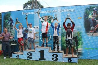 Atleta comemora primeiro lugar no pódio