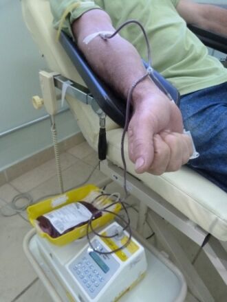 Para realizar a doação de sangue, é necessário agendar horário pelo telefone (54) 3311-5555.