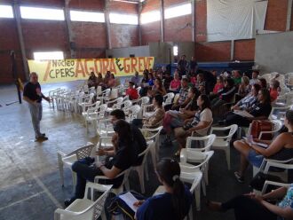 Professores se reuniram na Escola Estadual Nicolau de Araújo Vergueiro durante a paralisação de segunda-feira