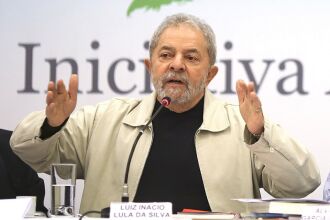 Desde às 8h o ex-presidente Lula está no Aeroporto de Congonhas onde presta depoimento à Polícia Federal